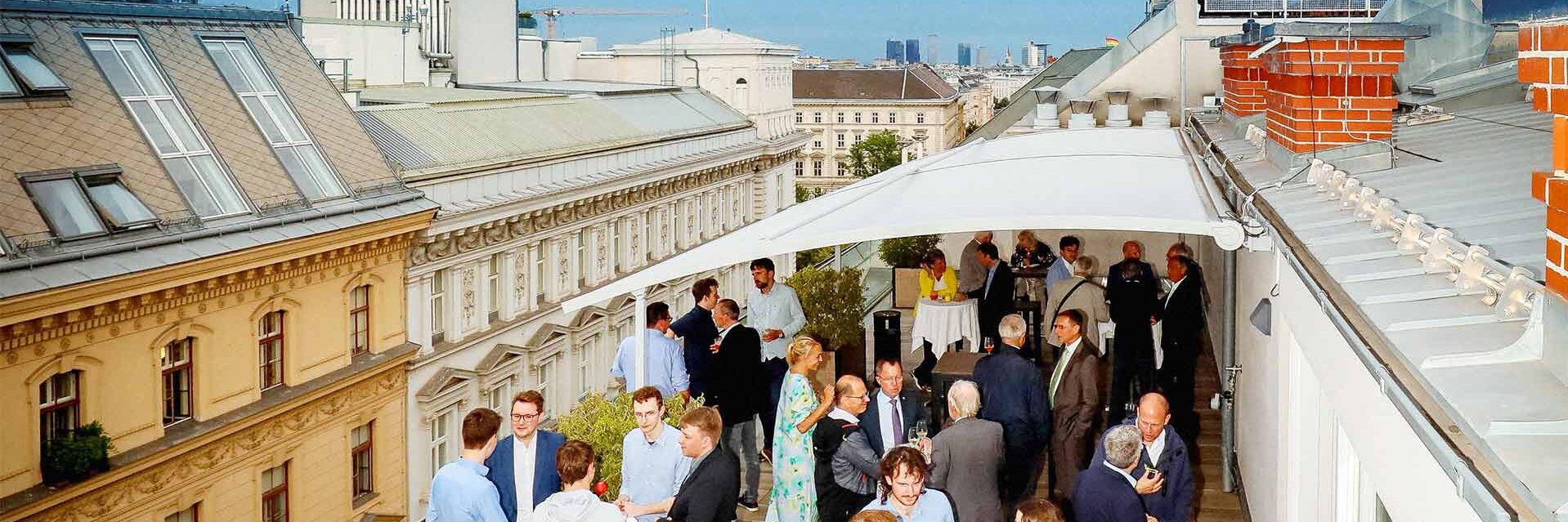 Menschen beim Netzwerken beim OVE Sommerfest