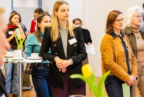 Frauen bei einem Netzwerktreffen