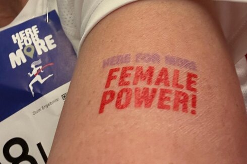 Tattoo auf dem Arm: "HERE FOR MORE FEMALE POWER!"