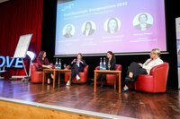 Frauen auf einem Podium aus der Ferne fotografiert