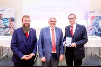 Drei Männer stehen lächelnd zusammen bei der 138. OVE-Generalversammlung.