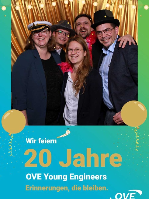 Eine Gruppe von Personen feiert 20 Jahre OVE Young Engineers.
