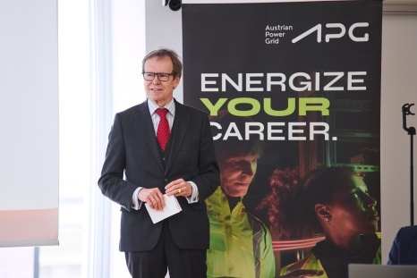 Ein Mann spricht vor einem Banner mit "Energize your career."