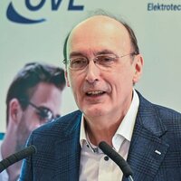 Ein Mann spricht an einem Rednerpult bei einer Konferenz über Technik.