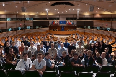 Gruppenfoto von Teilnehmern im Europäischen Parlament in Brüssel.