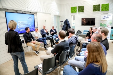 Diskussion während einer Veranstaltung über Technologie und Innovation.