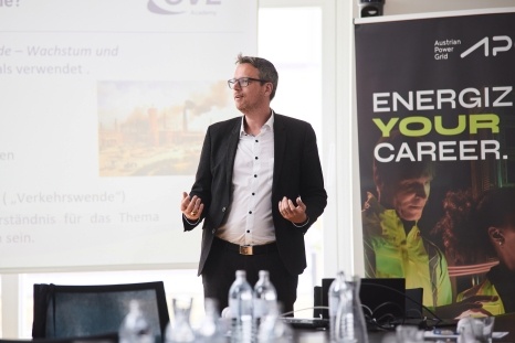 Ein Mann präsentiert in einem Konferenzraum zu Karrierechancen im Energiesektor.