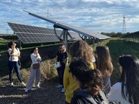 Damen vor einer Agri-PV-Anlage