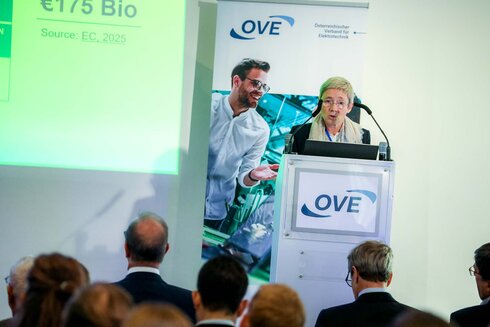 Eine Rednerin präsentiert auf einer Konferenz über nachhaltige Technologien.