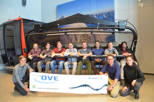 Gruppe von Personen posiert mit einem Banner für Young OVE.