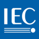 Logo der IEC mit blauer Hintergrundfarbe und stilisierten Linien.