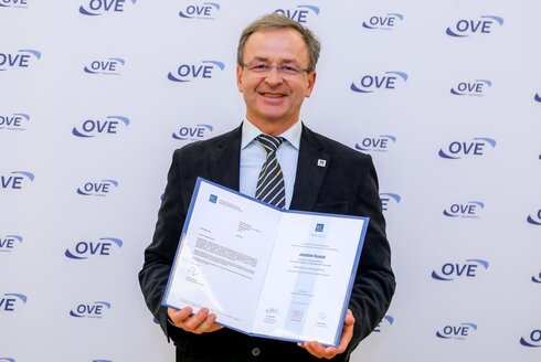 Jaroslav Kussyk erhält den IEC 1906 Award