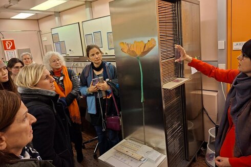 Nicole Amberg zeigt einer Gruppe eine präparierte Gewebeprobe