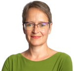 Lächelnde Frau mit Brille in einem grünen Oberteil, vor einem neutralen Hintergrund.