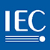 Logo der International Electrotechnical Commission (IEC) auf blauem Hintergrund.